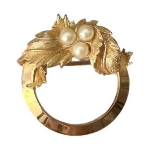 Vintage Sarah Coventry “Endearing” faux pear circle brooch pin. Gold tone